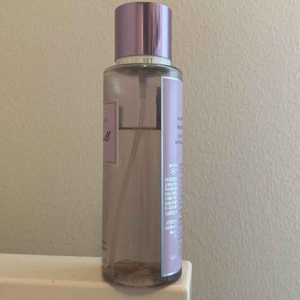 250ml body mist (has been used before so maybe has about 150ml left approximately)  . Accessoarer.