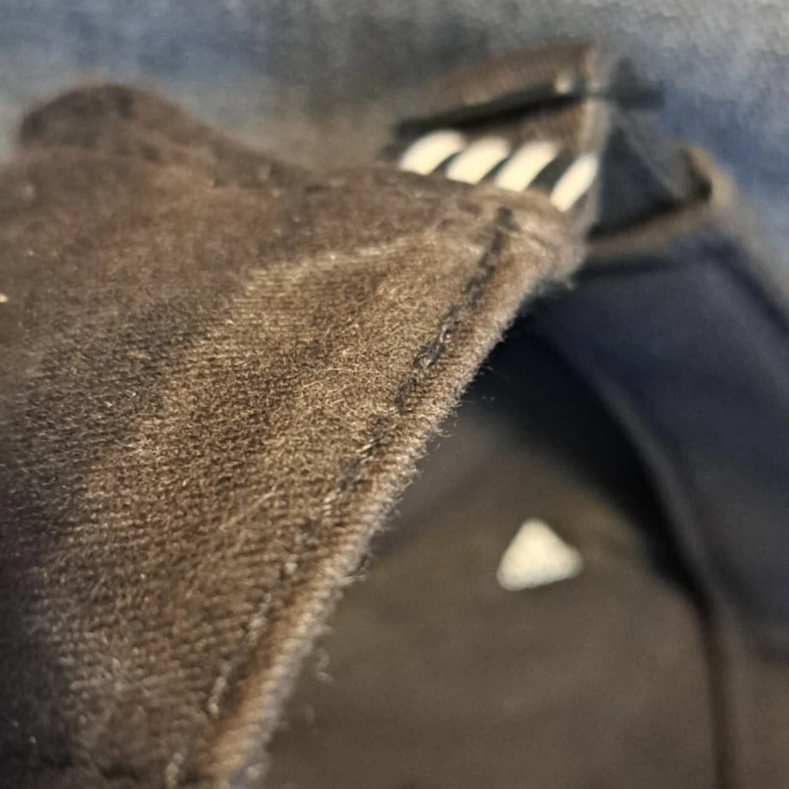 En svart adidas keps med vitt adidas märke och ränder. - 93