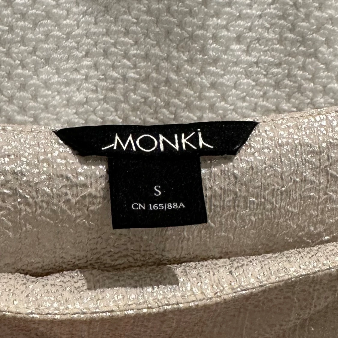 Tunn skimrande klänning från Monki - 90