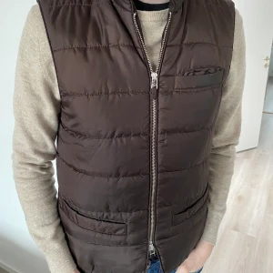 John Henric väst - Jhon Henric väst till salu! Modellen är 181cm och bär storlek S. Västen är i ett bra skick. Nypris är 1299kr, mitt pris 400kr. Hör gärna av er om frågor!