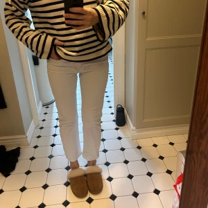Vita jeans - Så fina vita jeans, perfekt nu till våren. Har en liten fläck vid gylfen💛