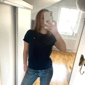 Lyle&scott T-shirt  - Tänker på att sälja den här  skit snygg Lyle Scott t-shirt💓jag vet inte riktigt storleken men jag är xs/s💗