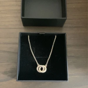 Silver halsband Q scandinavia - Halsband i äkta silver med en diamant. Nypris är 598kr. Kom med prisförslag. 💕💕