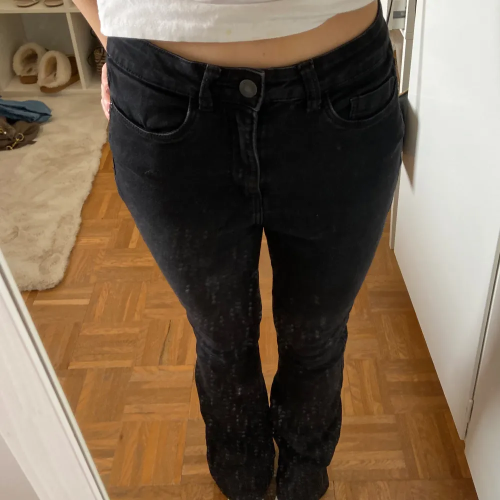 Svarta midrise jeans 🖤 Skriv priv för fler bilder. Jeans & Byxor.