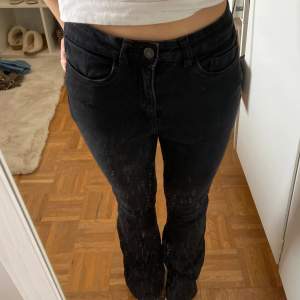 Svarta midrise jeans 🖤 Skriv priv för fler bilder