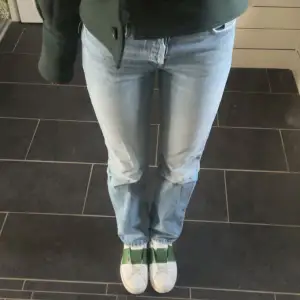 Skit snygga ljusblå jeans från zara som tyvärr är någon cm för korta för mig. Fler bilder finns!💗💗💗💗