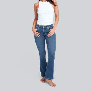 Low waist jeans ifrån bikbok, helt nya och aldrig använda. Storlek xs och längd 33💗