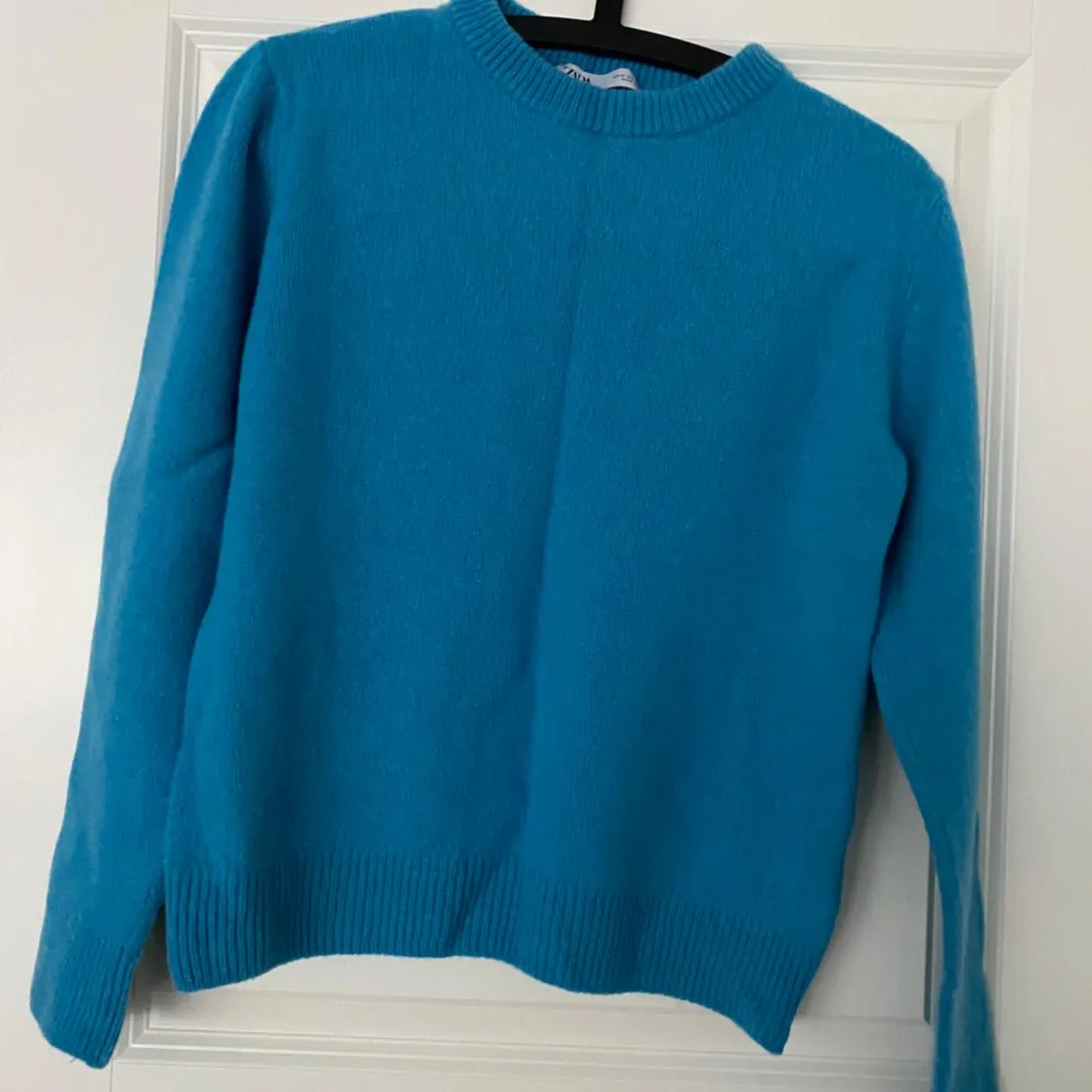En helt ny Zara Kashmir tröja i storlek M, passar även S.  93 % K. Tröjor & Koftor.