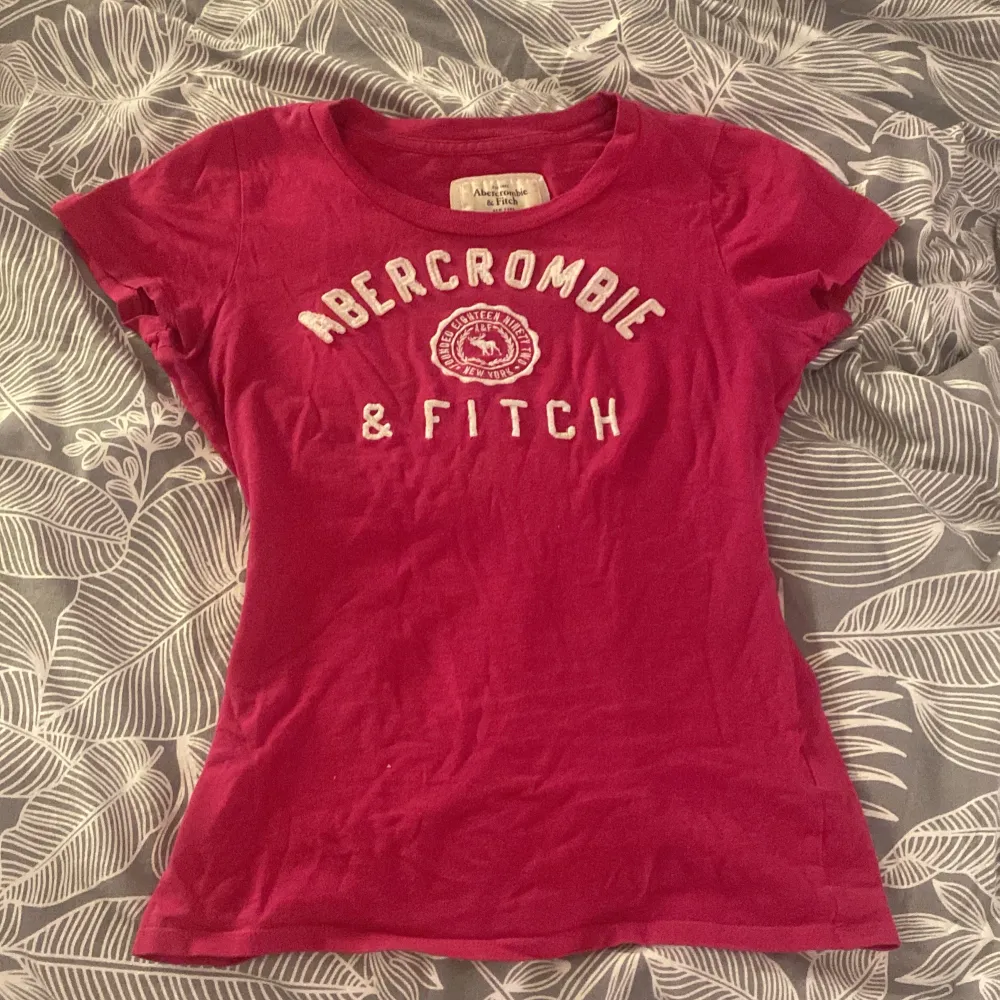 Säljer min älskade abercrombie & fitch tröja eftersom jag har inte använt den på jätte länge, den är i perfekt skick inga fläckar elr nåt konstigt🫶🤍. T-shirts.