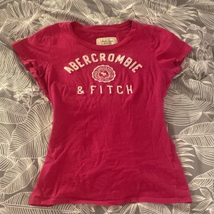 Abercrombie & Fitch - Säljer min älskade abercrombie & fitch tröja eftersom jag har inte använt den på jätte länge, den är i perfekt skick inga fläckar elr nåt konstigt🫶🤍