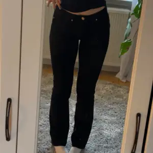 Ett par svarta bootcut/raka jeans ifrån Zara i stl 36. Sparsamt använda!