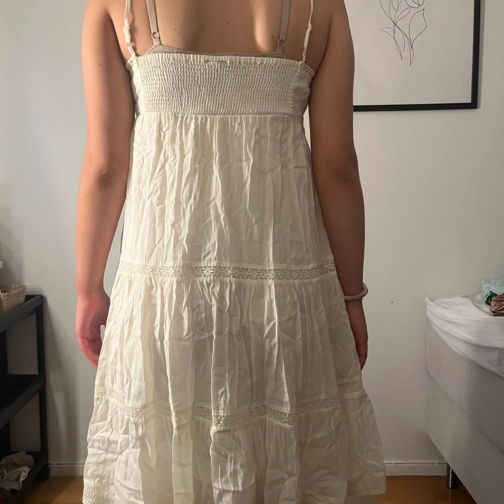 Säljer denna vita klänningen ifrån hm som är en gammal modell som inte finns att köpa längre!!. Klänningar.