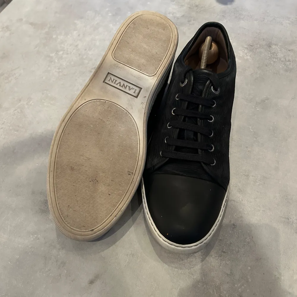 Svarta Lanvin Cap Toes i storlek 44 (US 10) || Skick 9.5/10 || Nypris 4400 kr || Vårt pris 2099 kr || Vid minsta fråga kontakta via PM. Skor.