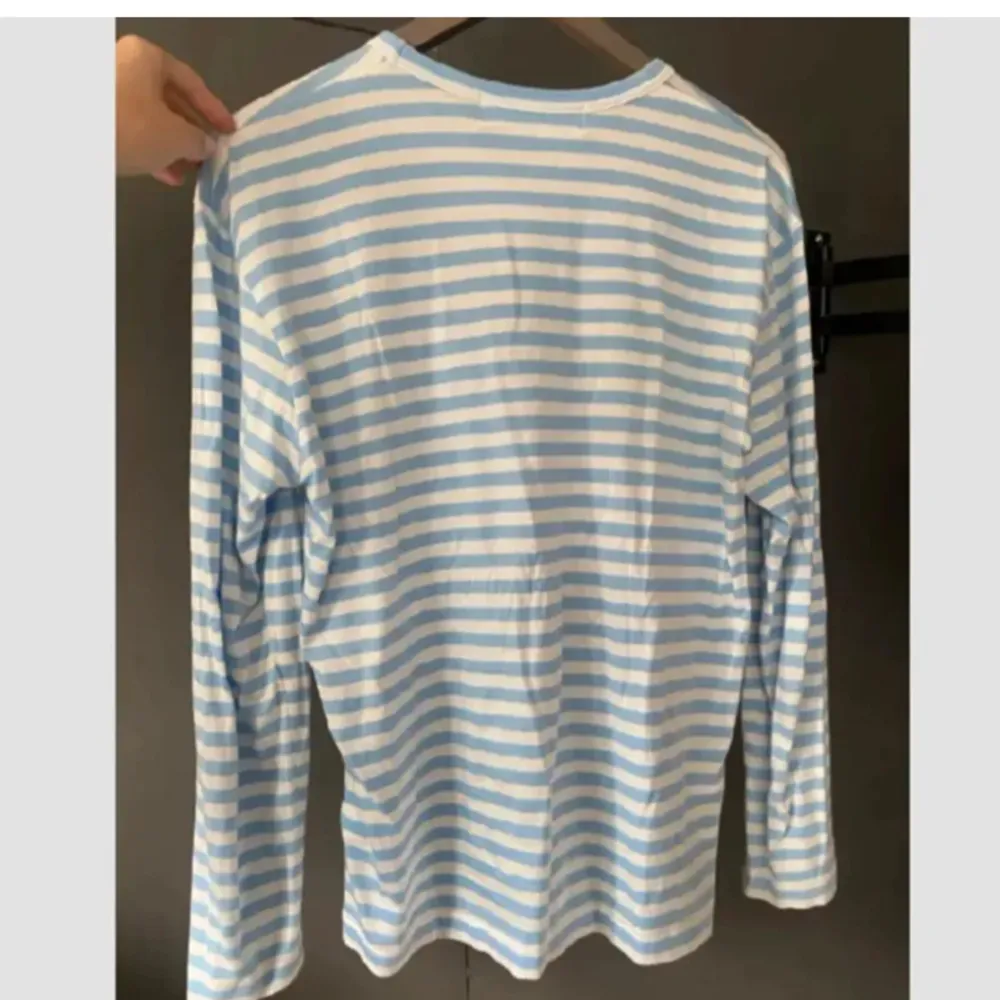 COMME des GARCONS Säljer åt min kille. Knappt använd storlek L, köpt för ca 1300kr. Säljer för 600. Tryck gärna på köp nu.. Tröjor & Koftor.