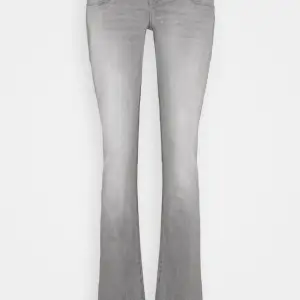 Säljer gråa LBT jeans som knappt kom till användning då dom inte passat. Dom har två små defekter på insidan av jeansen och en liten fläck längst ner på jeansen(inget man tänker på). Annars fint skick. Kom privat för fler bilder💕 Pris kan diskuteras💕