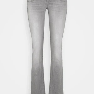 Gråa LBT jeans  - Säljer gråa LBT jeans som knappt kom till användning då dom inte passat. Dom har två små defekter på insidan av jeansen och en liten fläck längst ner på jeansen(inget man tänker på). Annars fint skick. Kom privat för fler bilder💕 Pris kan diskuteras💕