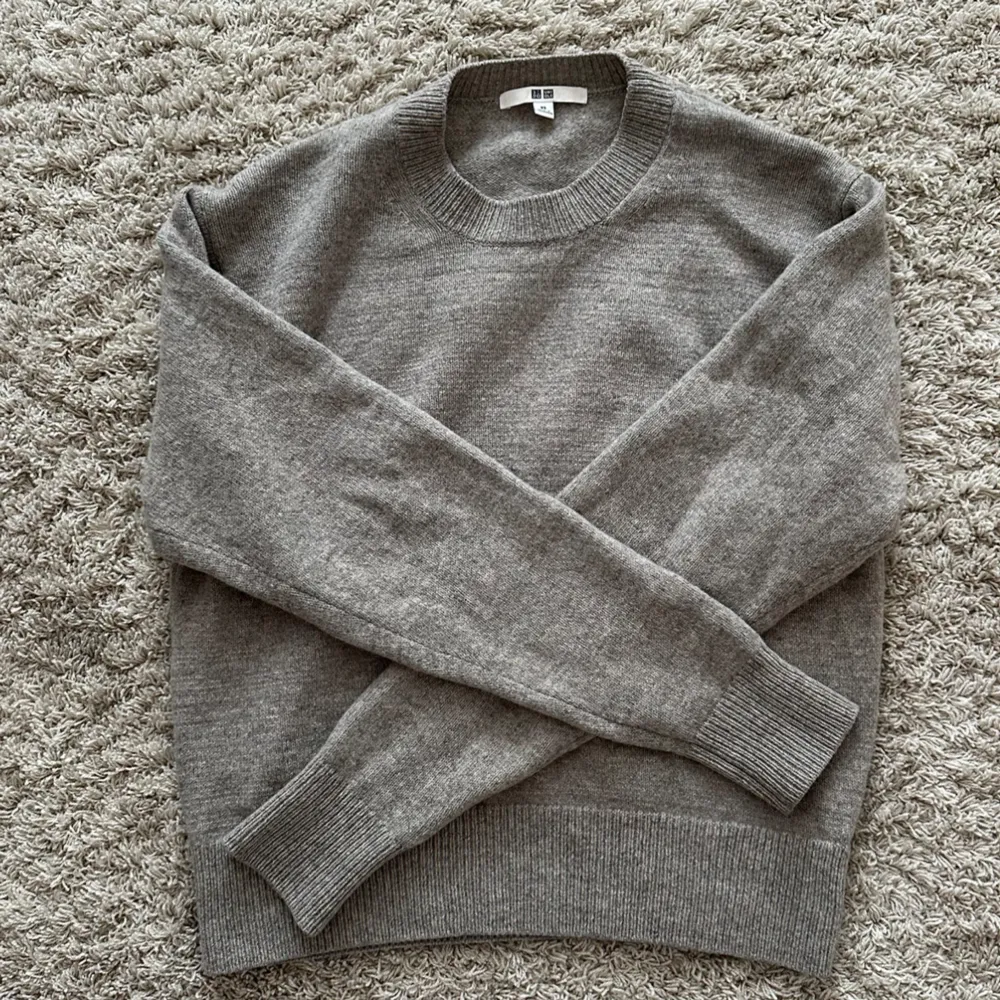 Super fin grå stickad tröja från uniqlo! Säljer då den har blivit för liten tyvärr! . Tröjor & Koftor.