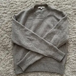 Super fin grå stickad tröja från uniqlo! Säljer då den har blivit för liten tyvärr! 