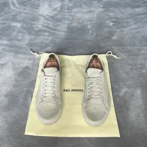 En Axel Arigato Clean 90 Seude Sneaker Beige med vit sula  Ingen låda eller kvitto Påse finns! Hemsida Pris 2400  