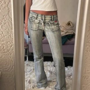 Jeans - Kollar intresset på mina så snygga jeans som tyvärr inte kommer till så jättemycket användning, superfint skick och inga defekter💕 kom privat för mått osv🫶🏼