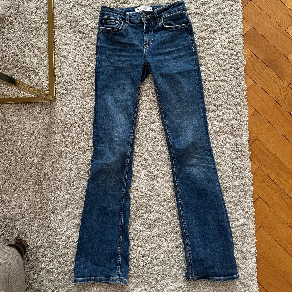 Super fina Bootcut lågmidjade jeans från zara som tyvärr har blivit försmå för mig!. Jeans & Byxor.