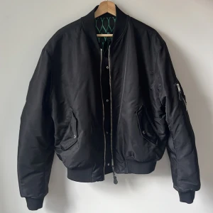 KENZO x H&M bomberjacka - Bomberjacka från Kenzo kollektion för H&M. Vändbar och fodrad. Sparsamt använd!