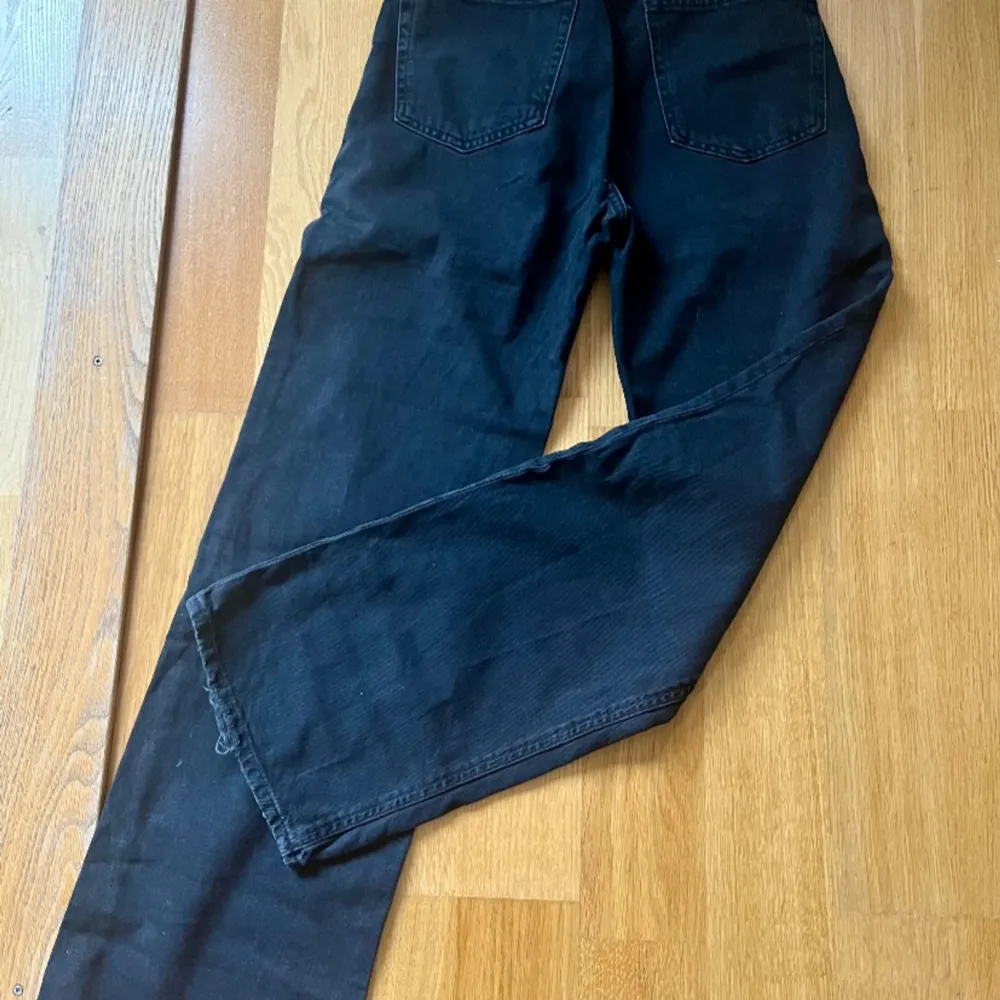 Gråa raka jeans med reva under vänster ficka. 5 fickor med dragkedja fram. . Jeans & Byxor.