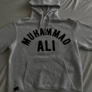 Hoodie - Mohammed Ali hoodie från zara, stilren och perfekt för vår⚠️