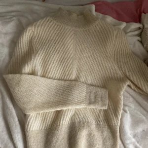 Tröja ⭐️ - Super gullig tröja med  glitter längst ner och ute på armarna, även lite polo tröja❣️