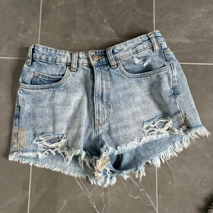 zara shorts - jätte fina! inga defekter men kommer tyvärr inte till användning. vid intresse hör av er eller klicka köp nu🩷