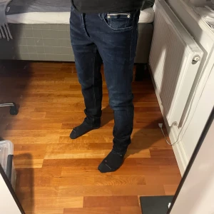 Replay jeans - Säljer ett par riktigt sköna jeans från replay för 499kr. Storlek: 33, modell: Ronas, skick: 8/10.