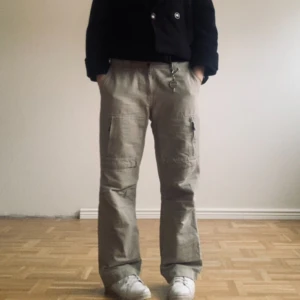Baggy cargo jeans  - Ett par baggy, beiga cargo jeans i straight fit🙌 Riktigt bekväma men anvönds tyvärr för sällan. Knappt använda så i nästan nyskick!