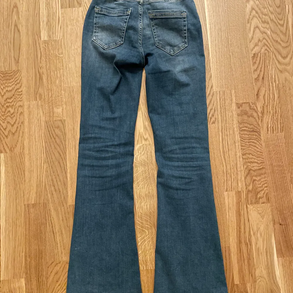 Low waist bootcut jeans, oanvända, bara provade. Ifrån ONLY i helt nyskick. I storlek Xs 30❣️. Jeans & Byxor.