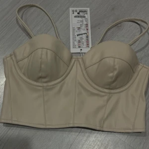 Topp - Den är i skinn och den är vit, helt ny