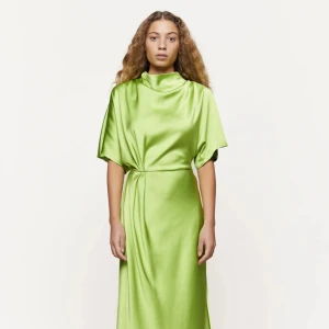 Stine Goye Rhode dress - Ny med tags, aldrig använd, inget slitage. Style no.: SG2959 Style: Rhode, 787 Sheen Cade Colour: 1727 Sherbet 