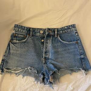 Assnygga jeansshorts från Zara med låg midja💘💘 Skriv för fler bilder🥰