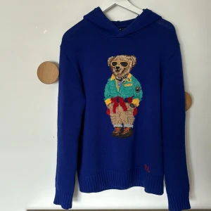 Ralph Lauren polo bear stickad hoodie  - Säljer min polo bear Hoodie. 9,5/10 i skick väldigt sparsamt använd. Digitalt kvitto finns. Ny pris runt 6000kr Skriv om intresserad.