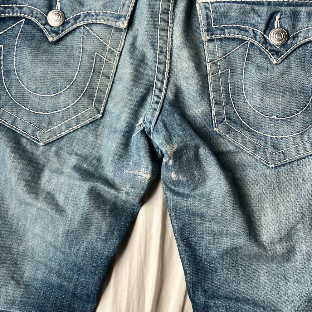 Säljer dessa feta true religion jeans eftersom dem är lite för korta för mig. Dem är lite slitna på baksidan (se bild 4) men annars är dem i bra skick🗣️🙏(dem är äkta ofc🙏). Jeans & Byxor.