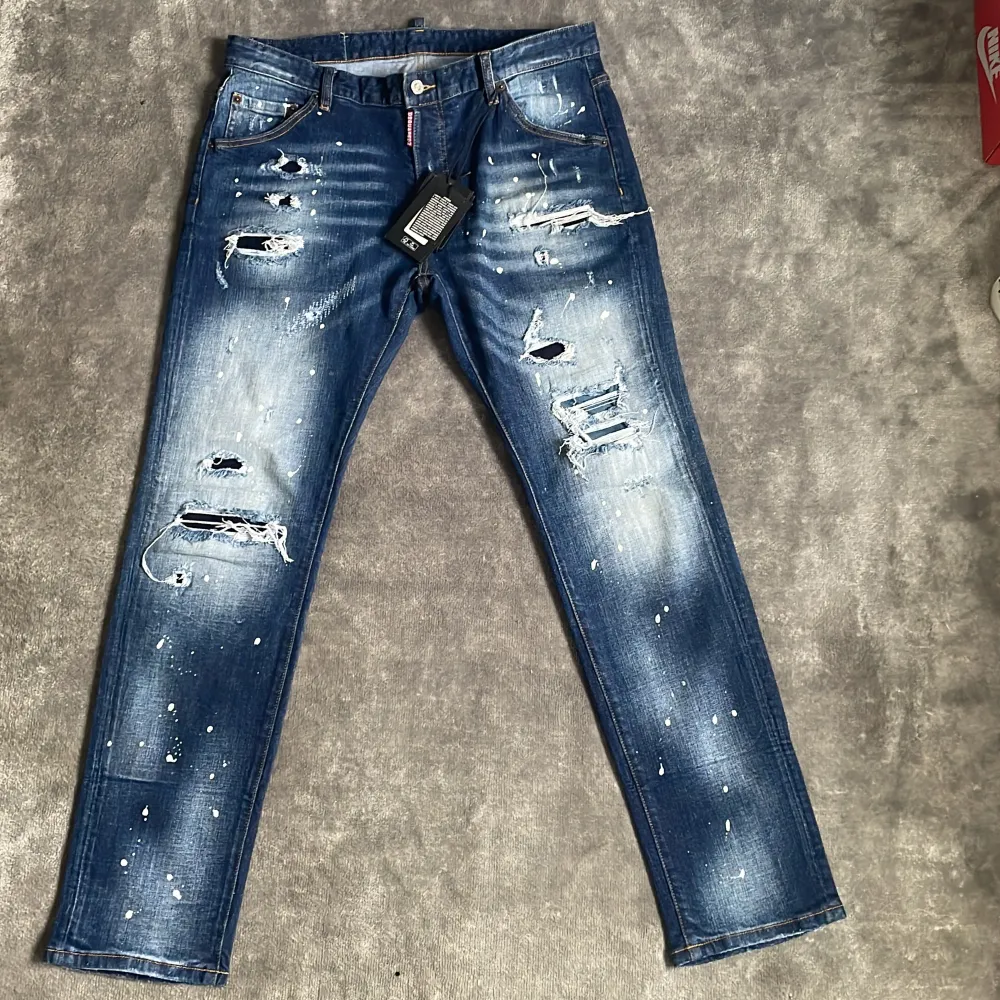 Säljer mina helt nya desq2 jeans i mycket fint skick, tagg finns fortfarande kvar. Passar storlek W33. Jeans & Byxor.