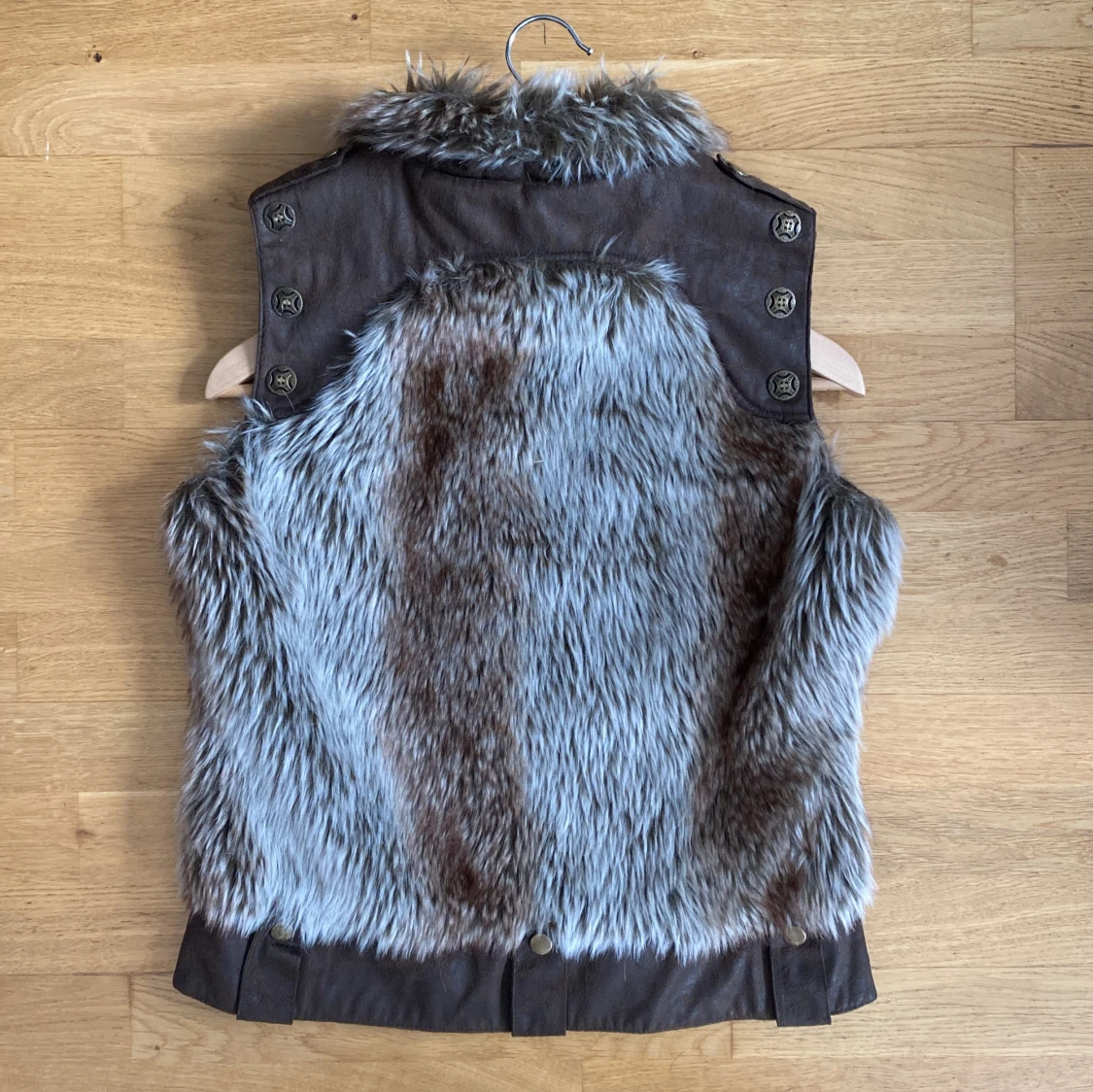 Pälsväst med läderdetaljer - 92