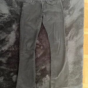 Lågmidjade bootcut jeans - Jätte populära svarta Lågmidjade jeans från, crocker jeans. Aldrig använt. I storlek S. Kontakta för frågor😊