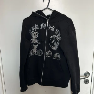 (Aim for the moon)Rhinestone zip hoodie - Säljer min tröja för att jag har växt ur den tröjan passar både killar och tjejer men är mest för killar. Tröjan är i S och sitter perfekt i storlek. 