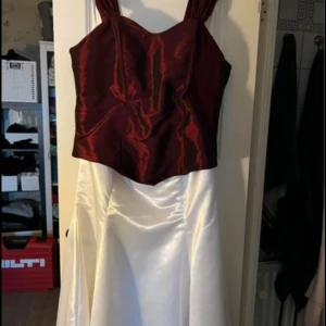 Bröllopsklänning - Tvådelad bröllopsklänning som är sydd efter mina mått jag hade när jag gifte mig. Motsvarar ca stl 44/46. I gott skick och kemtvättad. 