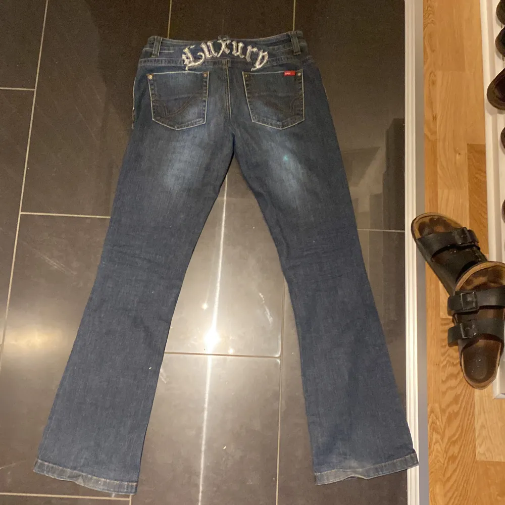 Super snygga och i mycket bra skick  Midjemåttet och innerbenets mått finns på bilderna . Jeans & Byxor.