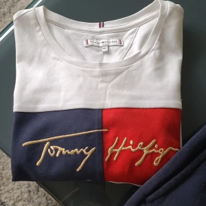 Tommy Hilfiger 160 - Knappt använd. Storlek 160. Texten guld brodyr. 