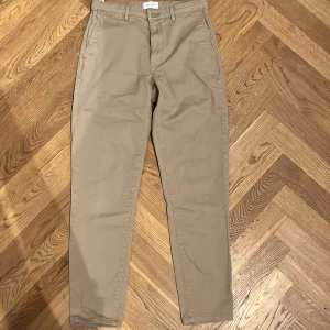 Chinos - Beiga chinos från These Glory Days. Använda en handfull gånger och är i mycket bra skick. Nypris är 950 och jag säljer för bara 600. Vid intresse är det bara att höra av sig.