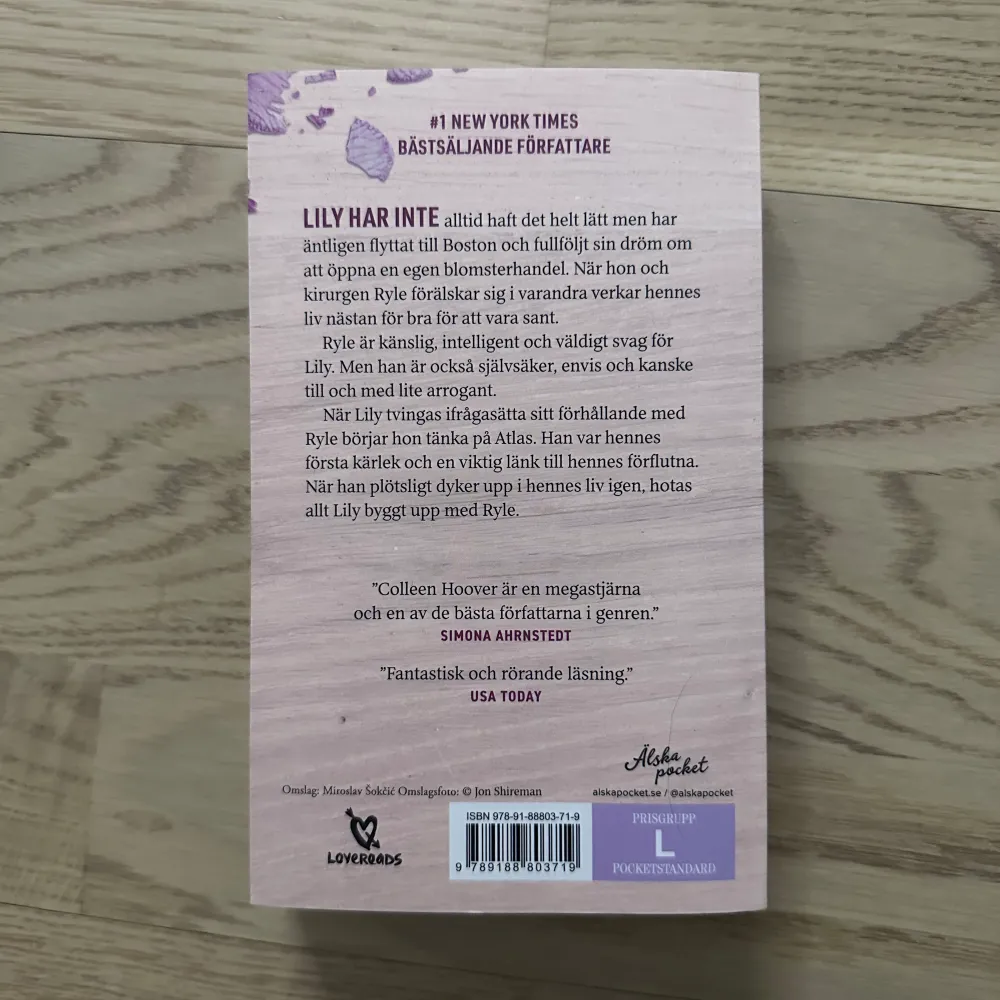 Romantiska novellen ”Det slutar med oss” på svenska. I bra skick. Denna har endast tagit plats på min bokhylla, men ska vara en väldigt omtyckt och rekommenderad bok:) (du kan läsa bokens baksida på bild 2) . Övrigt.