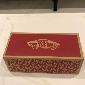 Vans skor stl 33 - Storlek eu 33 för barn. I använt skick 6/10, kanske kan tvättas så blir dem lite fräschare. Kommer i sin skokartong  och papper. Kontakta vid frågor 🤗🔥