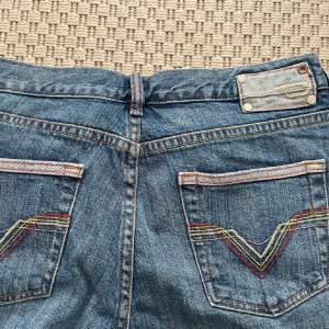 Lågmidjade, bootcut diesel jeans som tyvärr är för små för mig😢Midjemått: 39 cm tvärs över och 102 i total längd🙌🏽