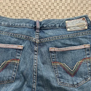Diesel jeans - Lågmidjade, bootcut diesel jeans som tyvärr är för små för mig😢Midjemått: 39 cm tvärs över och 102 i total längd🙌🏽